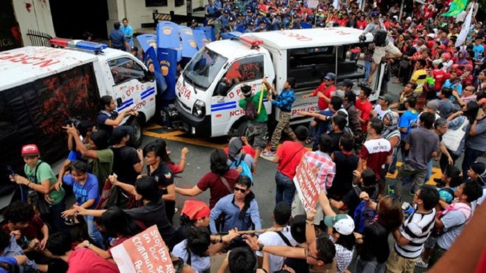 Philippines anti-US protesters rammed by police van